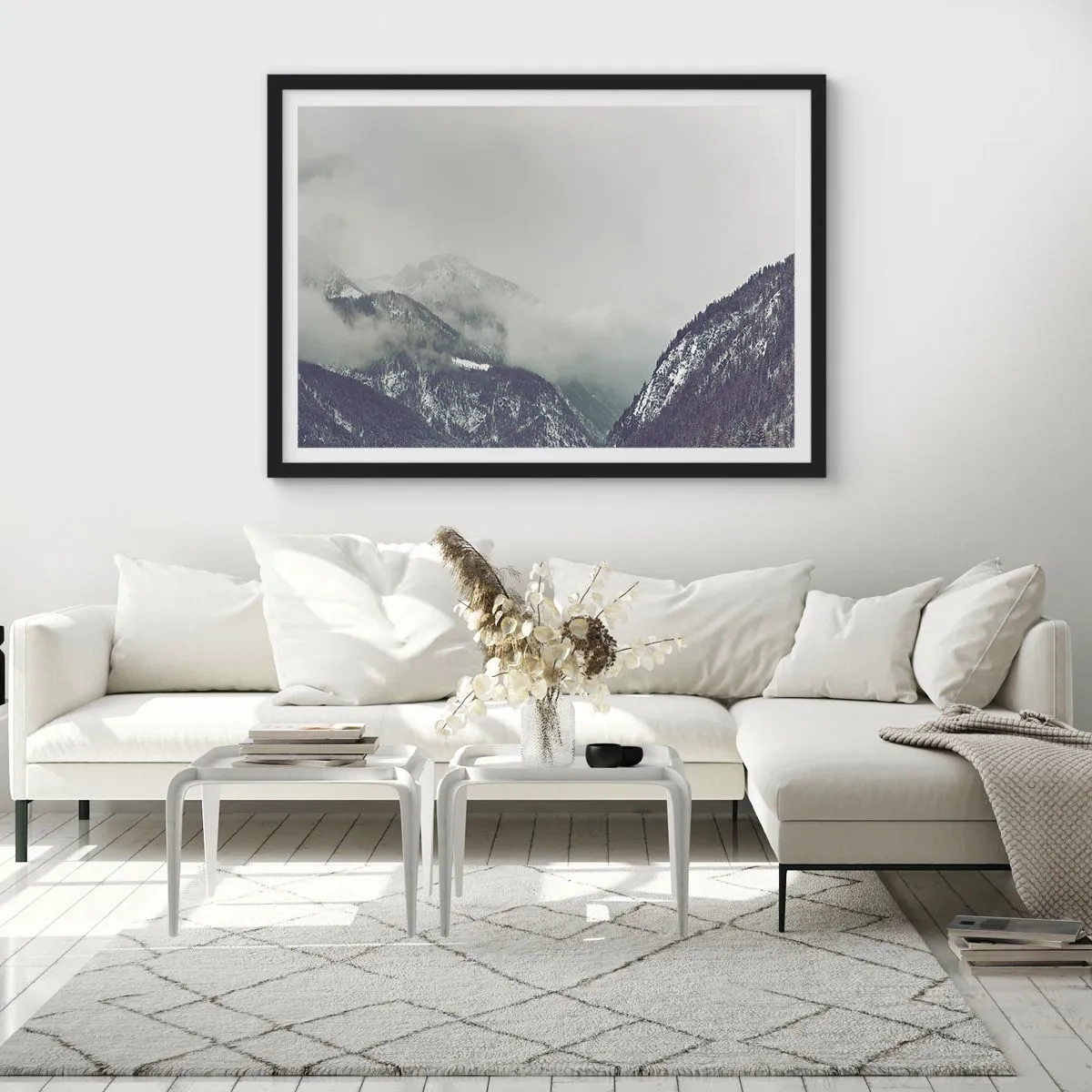 Póster en marco negro - Un valle de montaña envuelto en niebla en tonos grises. - 100x70cm - Valle de la niebla - Decoración de pared moderna para salón y dormitorio ARTTOR
