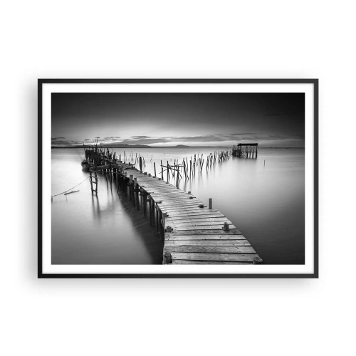 Póster en marco negro - Un embarcadero de madera en un lago tranquilo en tonos grises. - 100x70cm - La calma de una orilla olvidada - Decoración de pared moderna para salón y dormitorio ARTTOR