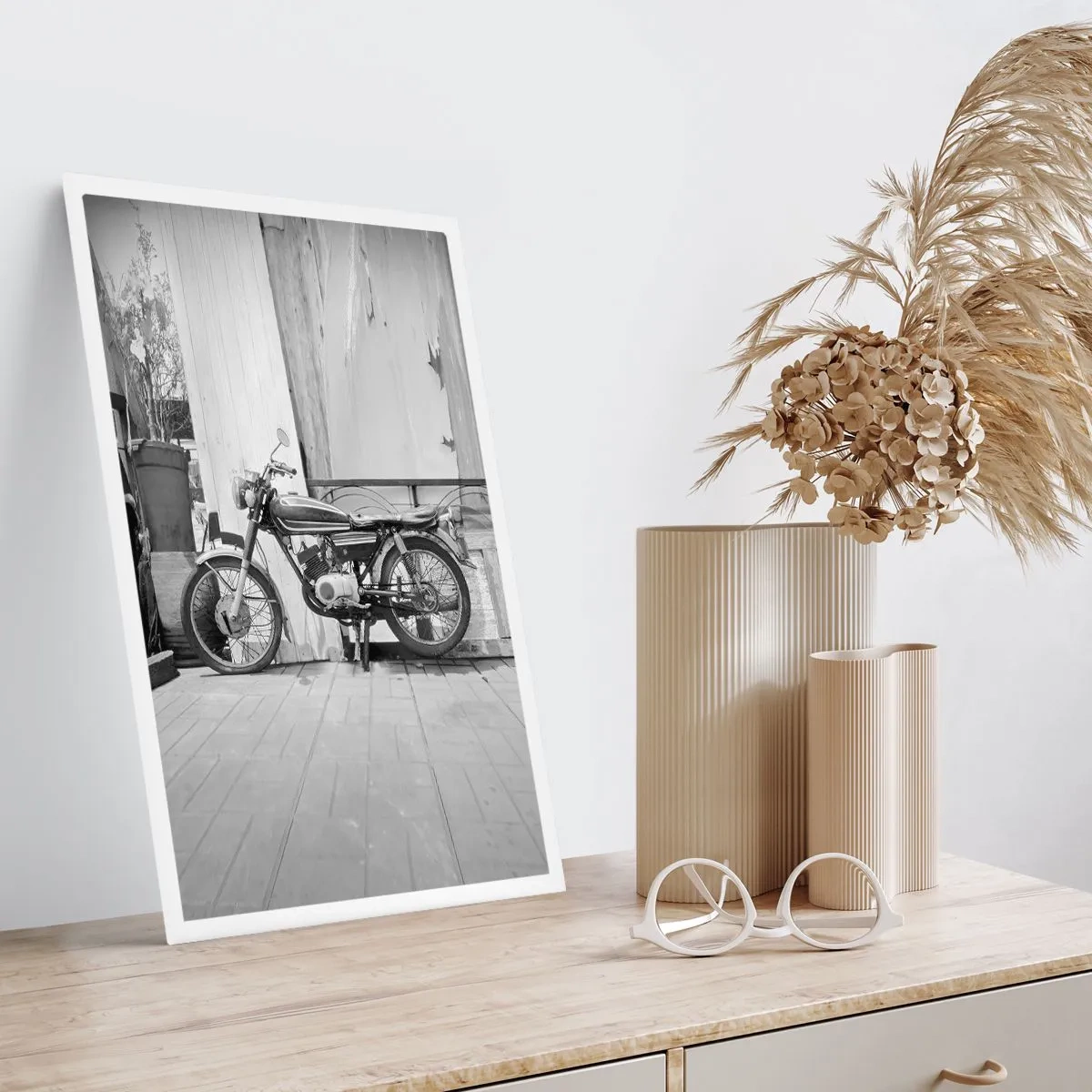 Póster - Motocicleta retro contra una pared de madera. - 50x70cm - Los clásicos por encima de todo - Decoración de pared moderna para salón y dormitorio ARTTOR