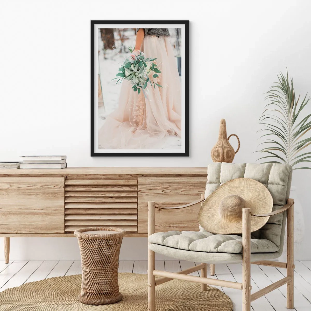 Póster en marco negro - Una novia con un vestido beige sosteniendo un ramo en la nieve. - 50x70cm - Y vivieron felices para siempre - Decoración de pared moderna para salón y dormitorio ARTTOR