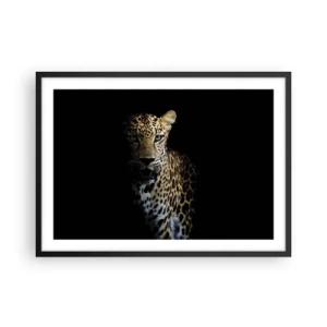 Póster en marco negro - Un leopardo sobre un fondo oscuro con una mirada intensa. - 70x50cm - Belleza oscura - Decoración de pared moderna para salón y dormitorio ARTTOR