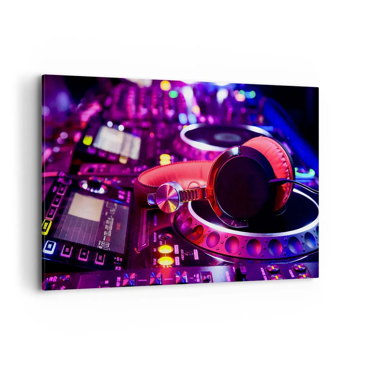 Cuadro sobre lienzo - Impresión de Imagen - Auriculares de DJ en una consola con iluminación de neón. - 120x80cm - Antes de que comience la diversión - Decoración de pared moderna para salón y dormitorio ARTTOR