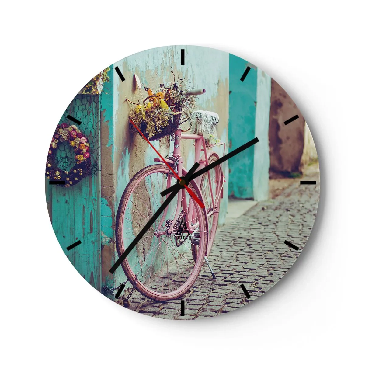 Reloj de pared - Reloj de vidrio - Una bicicleta rosa junto a un muro turquesa en una calle adoquinada. - 30x30cm - Ahora mismo vuelvo - Decoración de pared moderna para salón, cocina y dormitorio ARTTOR
