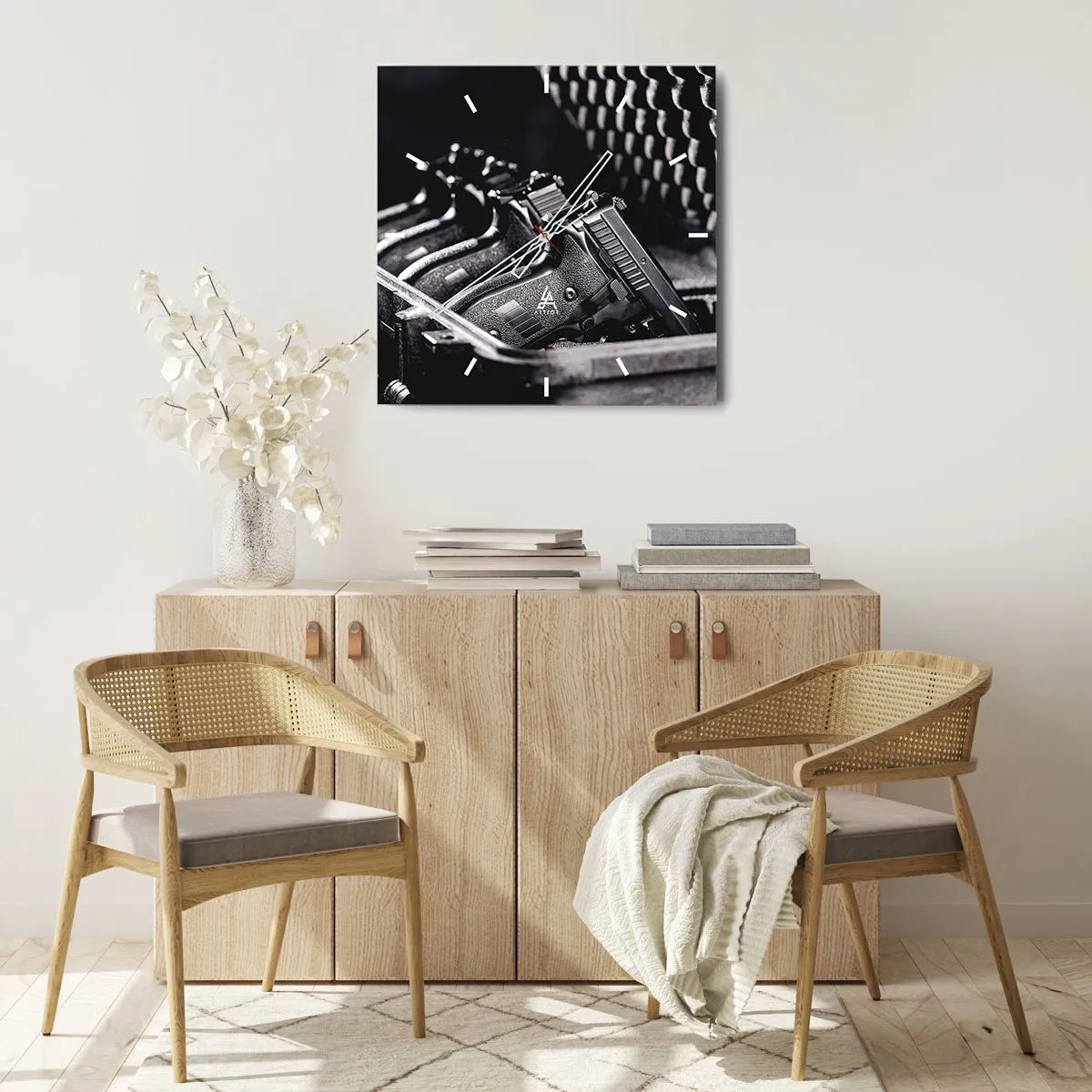 Reloj de pared - Reloj de vidrio - Una imagen en blanco y negro de una pila de armas en una maleta. - 30x30cm - ¡Fuego! - Decoración de pared moderna para salón y dormitorio ARTTOR