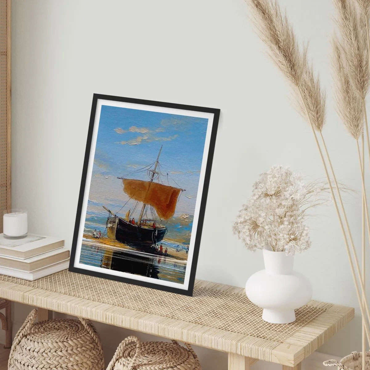 Póster en marco negro - Un velero tradicional en la orilla con su reflejo en el agua. - 50x70cm - Agua, tierra, aire - Decoración de pared moderna para salón y dormitorio ARTTOR