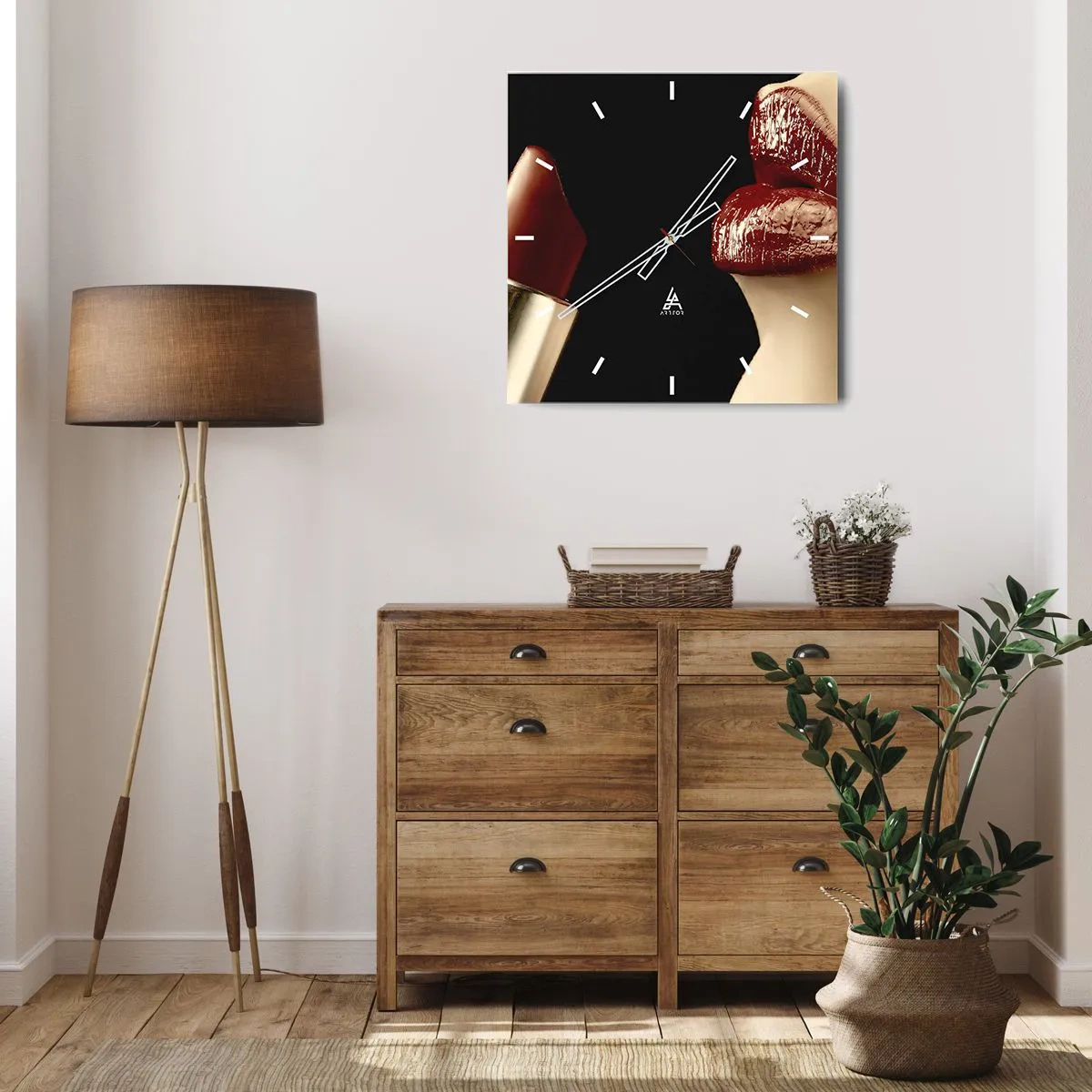 Reloj de pared - Reloj de vidrio - Labios rojos y lápiz labial sobre un fondo negro. - 30x30cm - Sensualidad y brillo del carmín - Decoración de pared moderna para salón y dormitorio ARTTOR