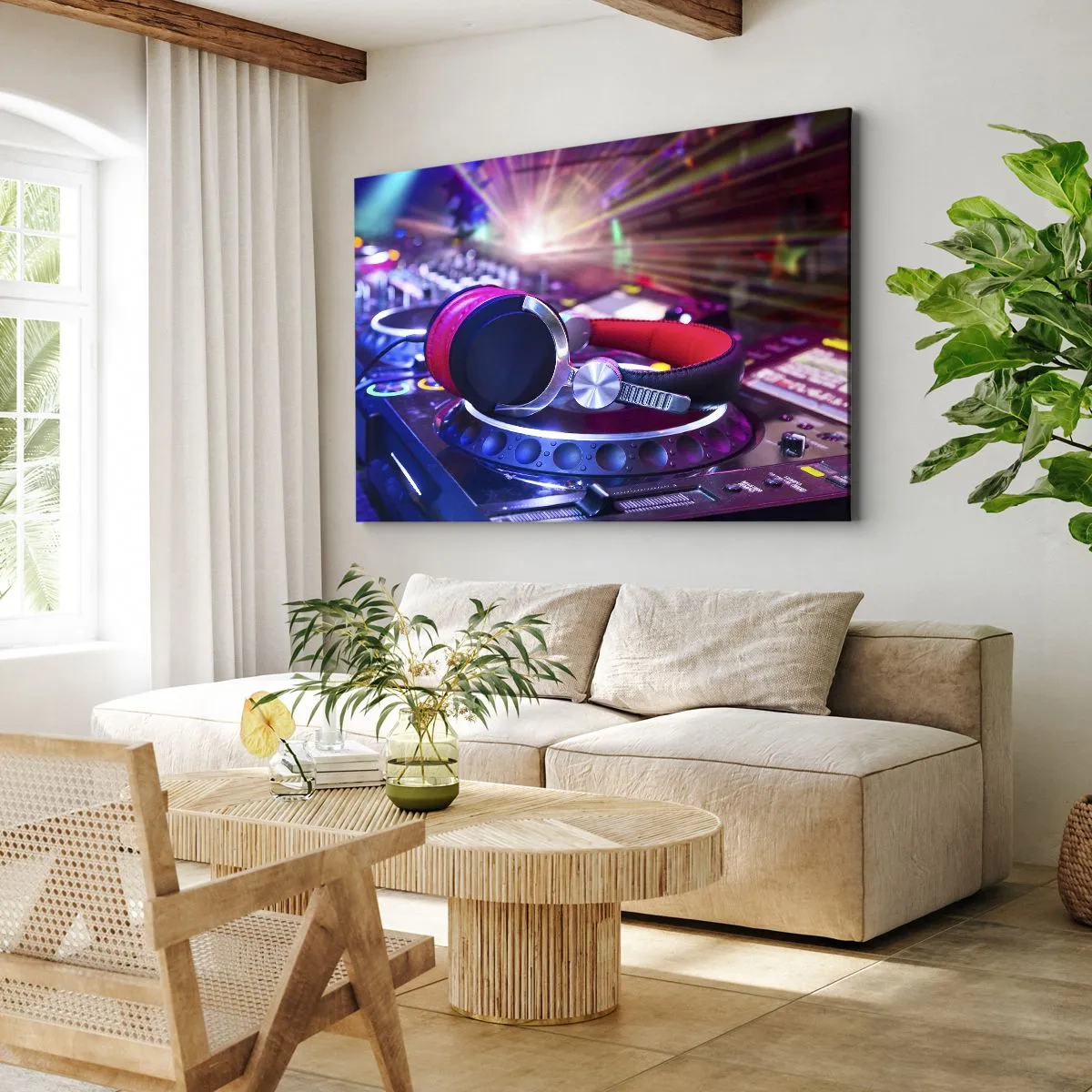 Cuadro sobre lienzo - Impresión de Imagen - Auriculares de DJ en una consola iluminada por focos en una fiesta - 100x70cm - Empieza la fiesta - Decoración de pared moderna para salón y dormitorio ARTTOR