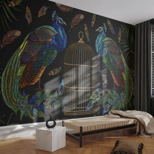 Fotomural Premium Sand - Dos pavos reales junto a una jaula dorada sobre un fondo negro. - 100x70cm - Con plumajes reales - Decoración de pared moderna para salón y dormitorio ARTTOR
