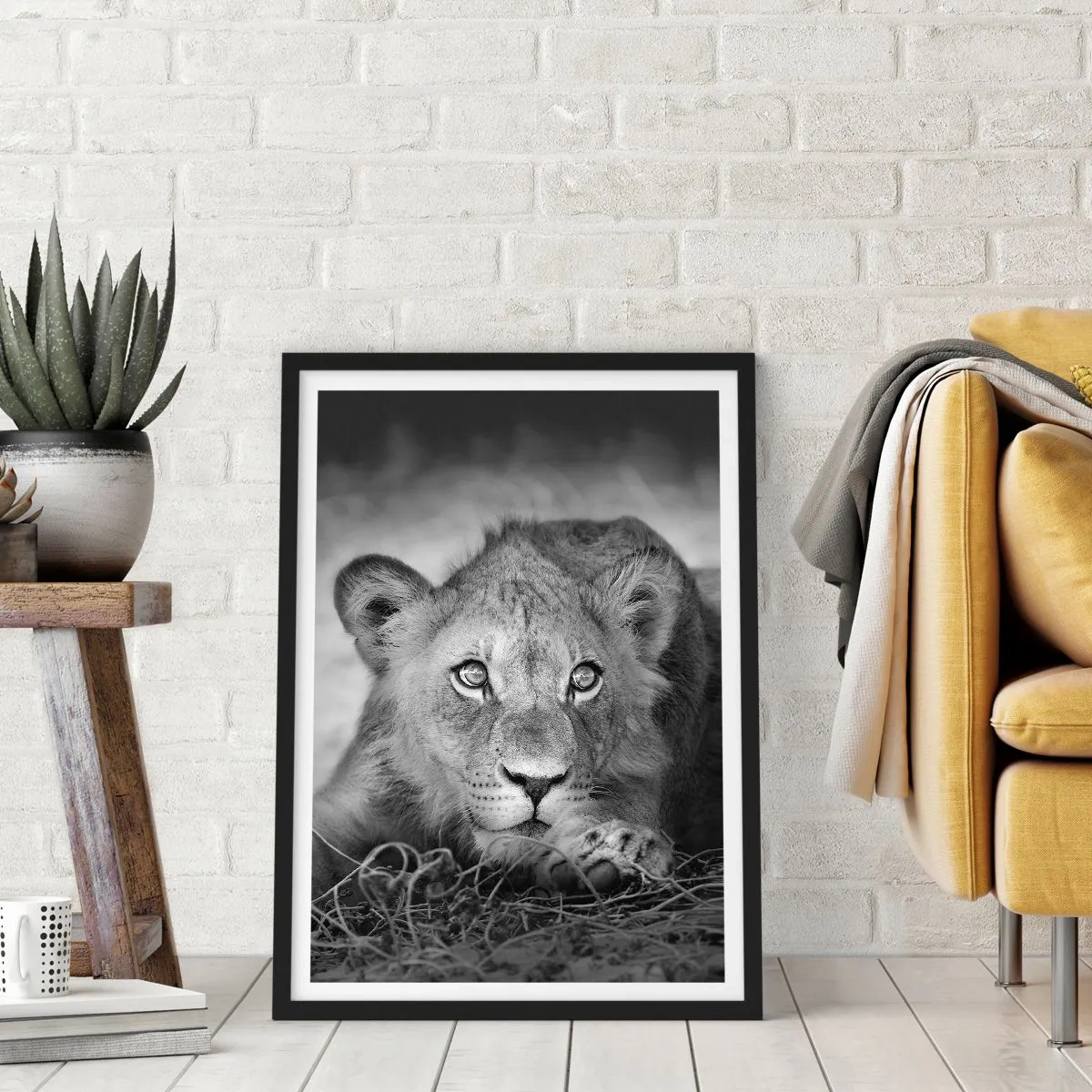 Póster en marco negro - Un león joven en tonos monocromáticos. - 50x70cm - Un cachorro real - Decoración de pared moderna para salón y dormitorio ARTTOR