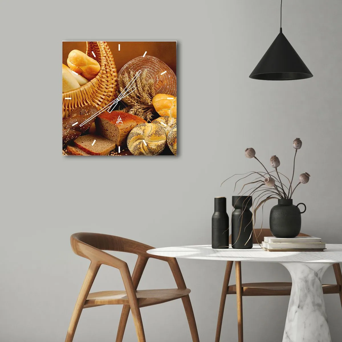 Reloj de pared - Reloj de vidrio - Varios panes en una cesta de mimbre sobre un fondo dorado. - 30x30cm - Nos han vuelto a hornear - Decoración de pared moderna para salón y dormitorio ARTTOR