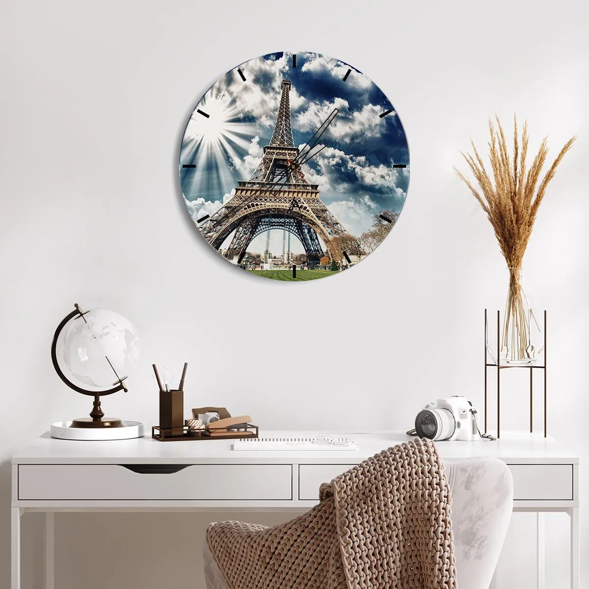 Reloj de pared - Reloj de vidrio - La Torre Eiffel contra el cielo con rayos de sol. - 30x30cm - Única bajo el sol - Decoración de pared moderna para salón, cocina y dormitorio ARTTOR
