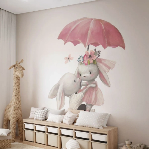 Fotomural Premium Sand - Dos lindos conejitos bajo una sombrilla rosa - 100x70cm - Esto es amor - Decoración de pared moderna para salón y dormitorio ARTTOR