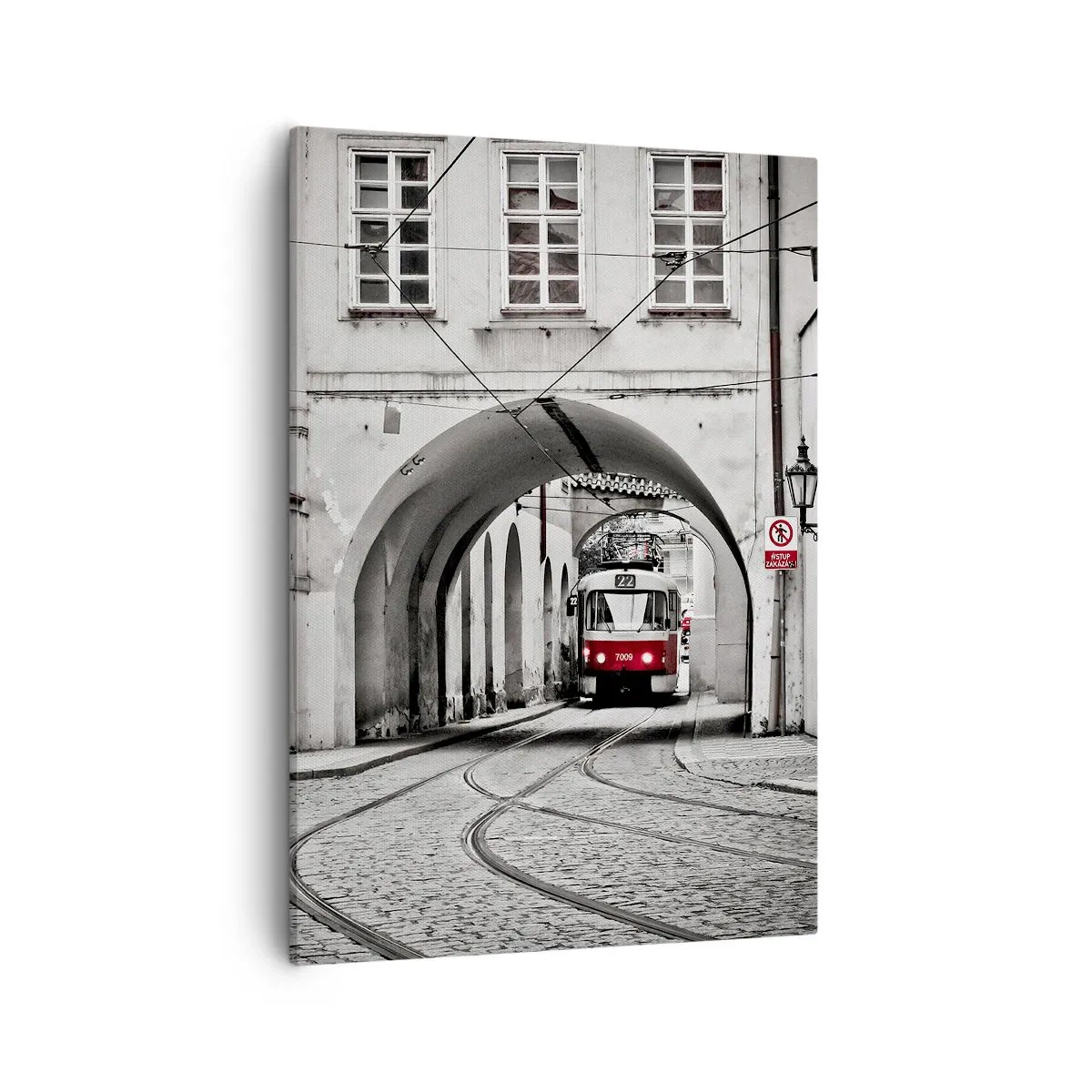 Cuadro sobre lienzo - Impresión de Imagen - Un tranvía en blanco y negro en una calle histórica de la ciudad. - 50x70cm - A través del laberinto urbano - Decoración de pared moderna para salón y dormitorio ARTTOR