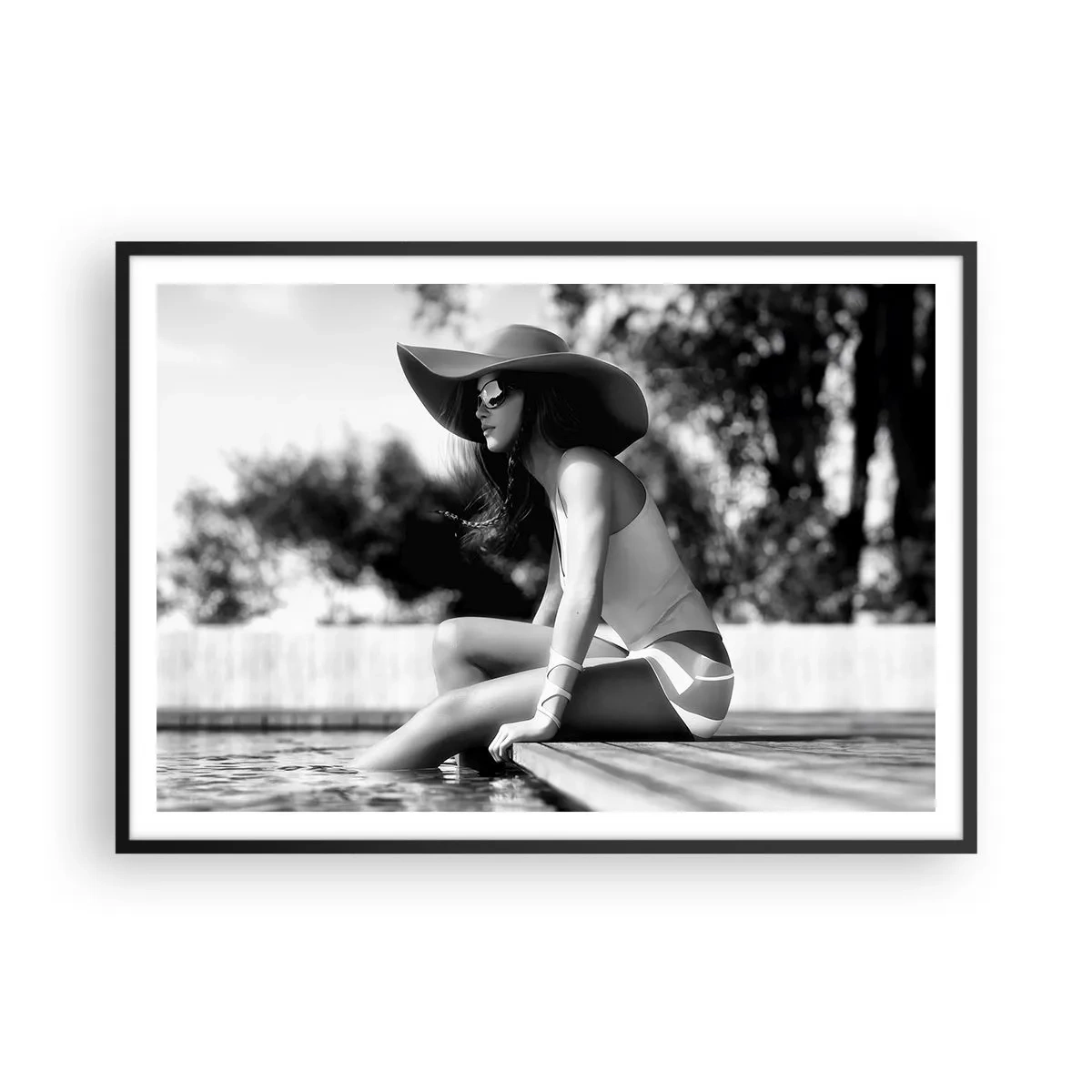 Póster en marco negro - Mujer con sombrero junto a la piscina en blanco y negro - 100x70cm - Un sueño de verano - Decoración de pared moderna para salón y dormitorio ARTTOR