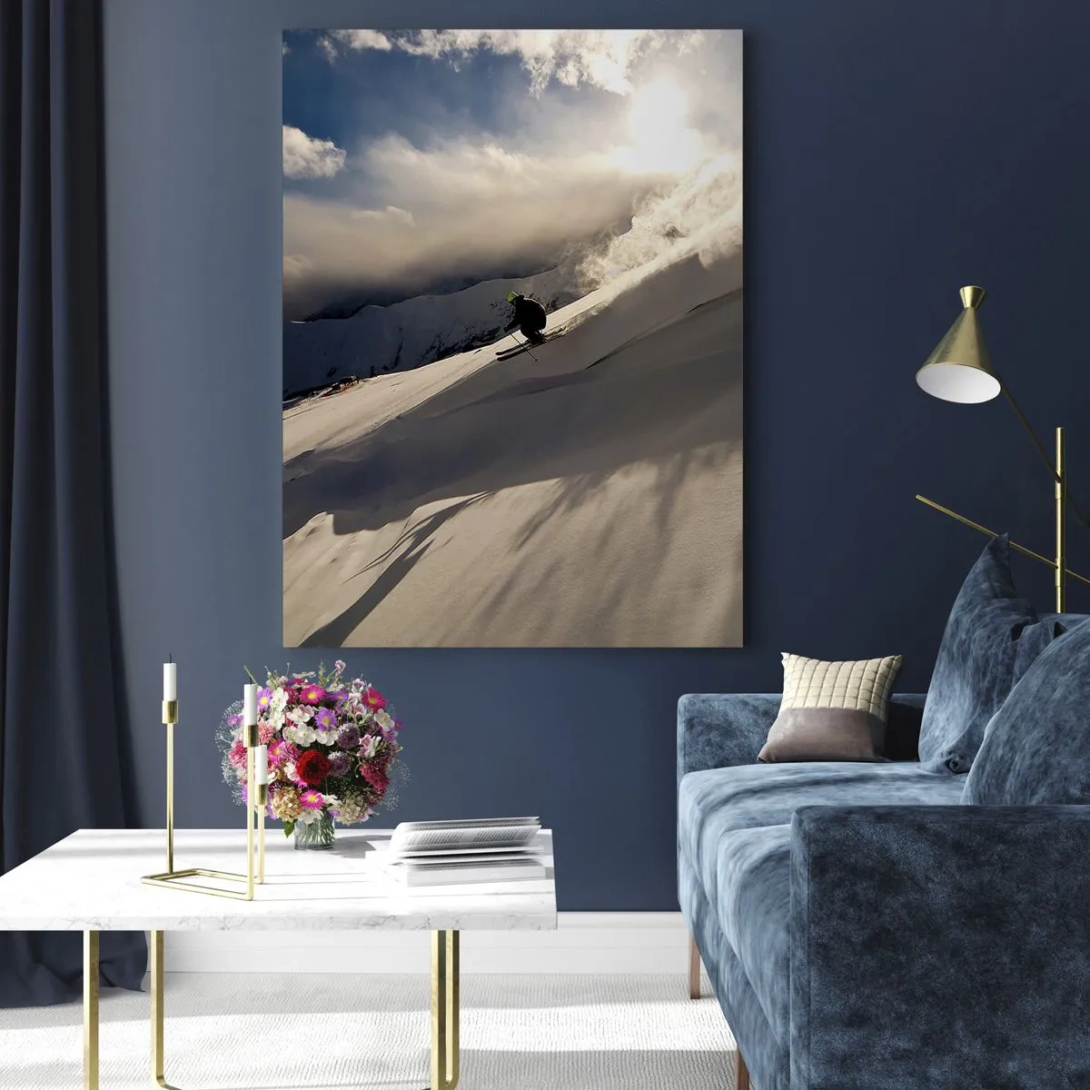 Cuadro sobre vidrio - Impresiones sobre Vidrio - Un esquiador deslizándose por una pendiente a la luz del sol invernal. - 50x70cm - Reto de montaña asumido - Decoración de pared moderna para salón y dormitorio ARTTOR