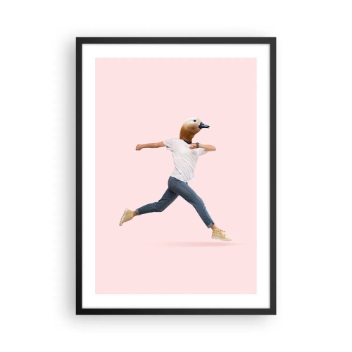 Póster en marco negro - Una figura corriendo con cabeza de pájaro sobre un fondo rosa. - 50x70cm - Una pizca de absurdez - Decoración de pared moderna para salón y dormitorio ARTTOR