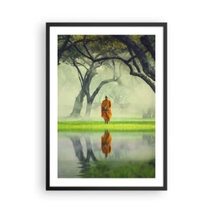 Póster en marco negro - Un monje con una túnica naranja rodeado de árboles y reflejos en el agua. - 50x70cm - En el camino de la iluminación - Decoración de pared moderna para salón y dormitorio ARTTOR