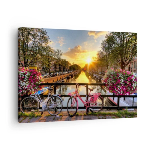 Cuadro sobre lienzo - Impresión de Imagen - Bicicletas en un puente bajo el resplandor del sol poniente. - 70x50cm - Mañana de primavera en Ámsterdam - Decoración de pared moderna para salón y dormitorio ARTTOR