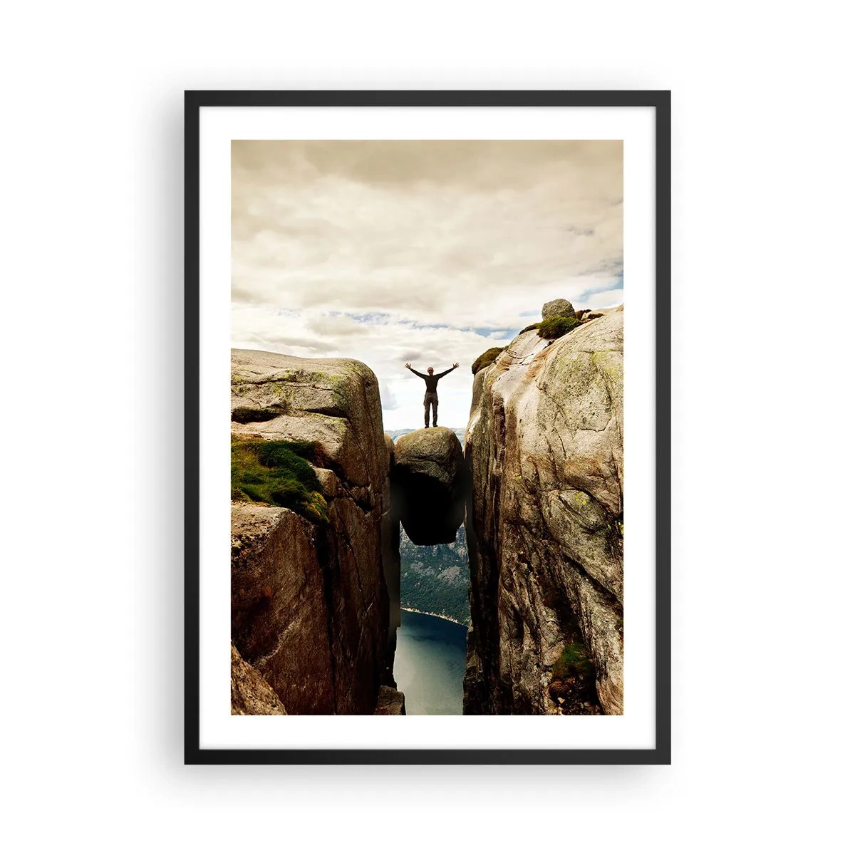 Póster en marco negro - Un hombre de pie sobre una roca suspendida entre acantilados. - 50x70cm - ¿Cómo estoy? - Decoración de pared moderna para salón y dormitorio ARTTOR