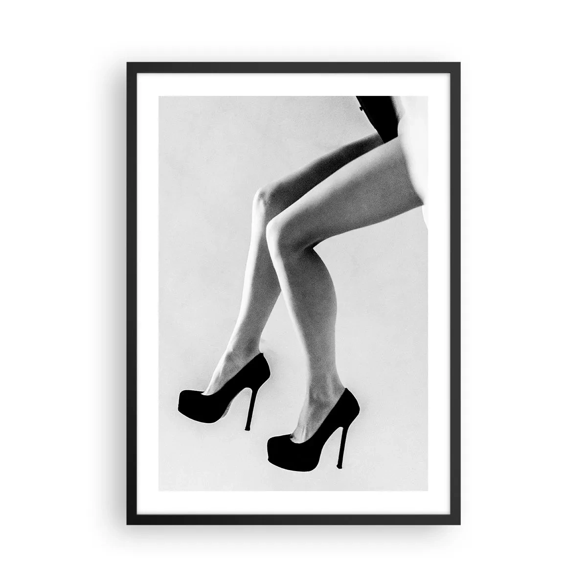 Póster en marco negro - Fotografía en blanco y negro de las piernas de una mujer con tacones altos. - 50x70cm - Eterna feminidad - Decoración de pared moderna para salón y dormitorio ARTTOR