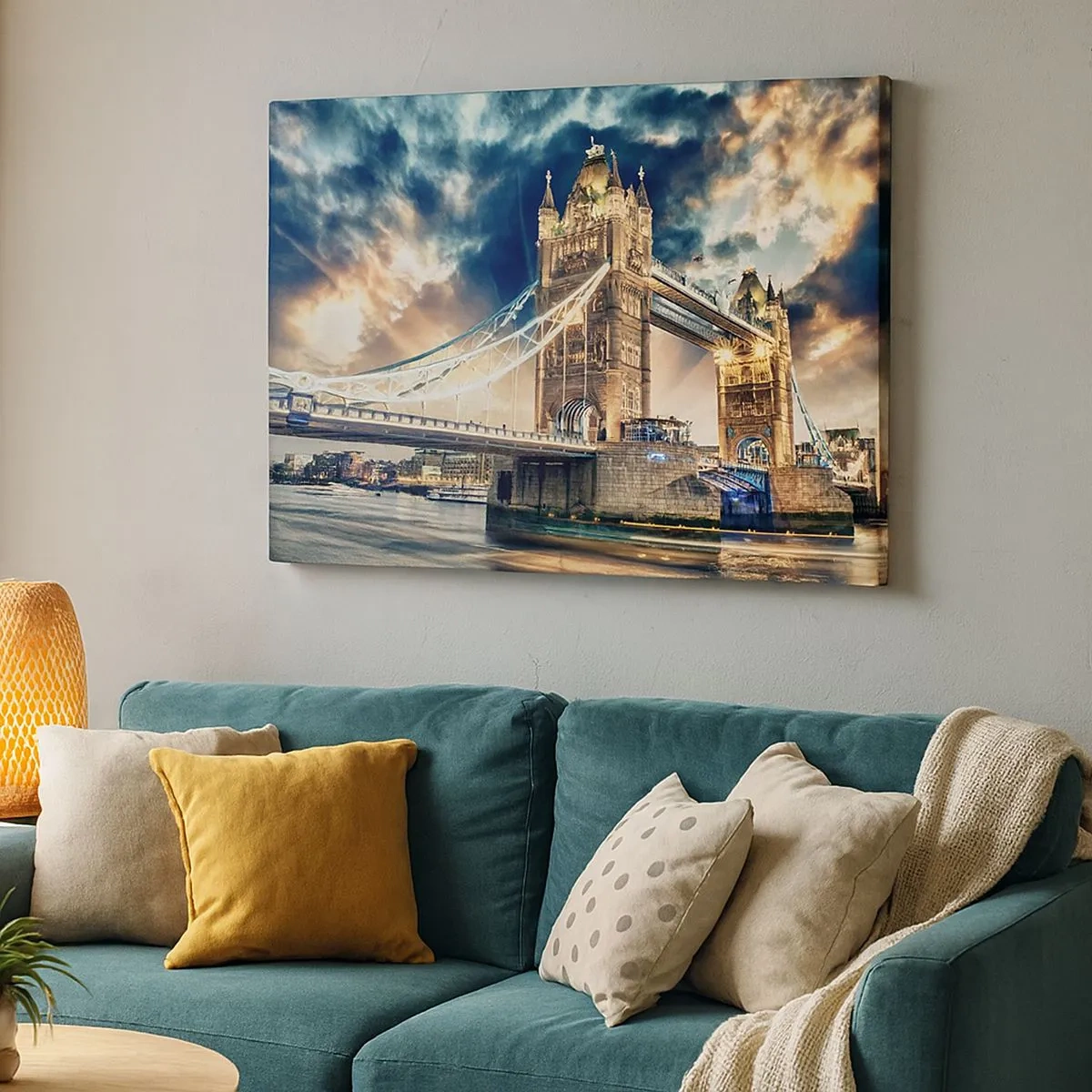 Cuadro sobre lienzo - Impresión de Imagen - El Tower Bridge al anochecer contra un cielo dinámico - 70x50cm - Un monumento a un imperio victoriano - Decoración de pared moderna para salón y dormitorio ARTTOR
