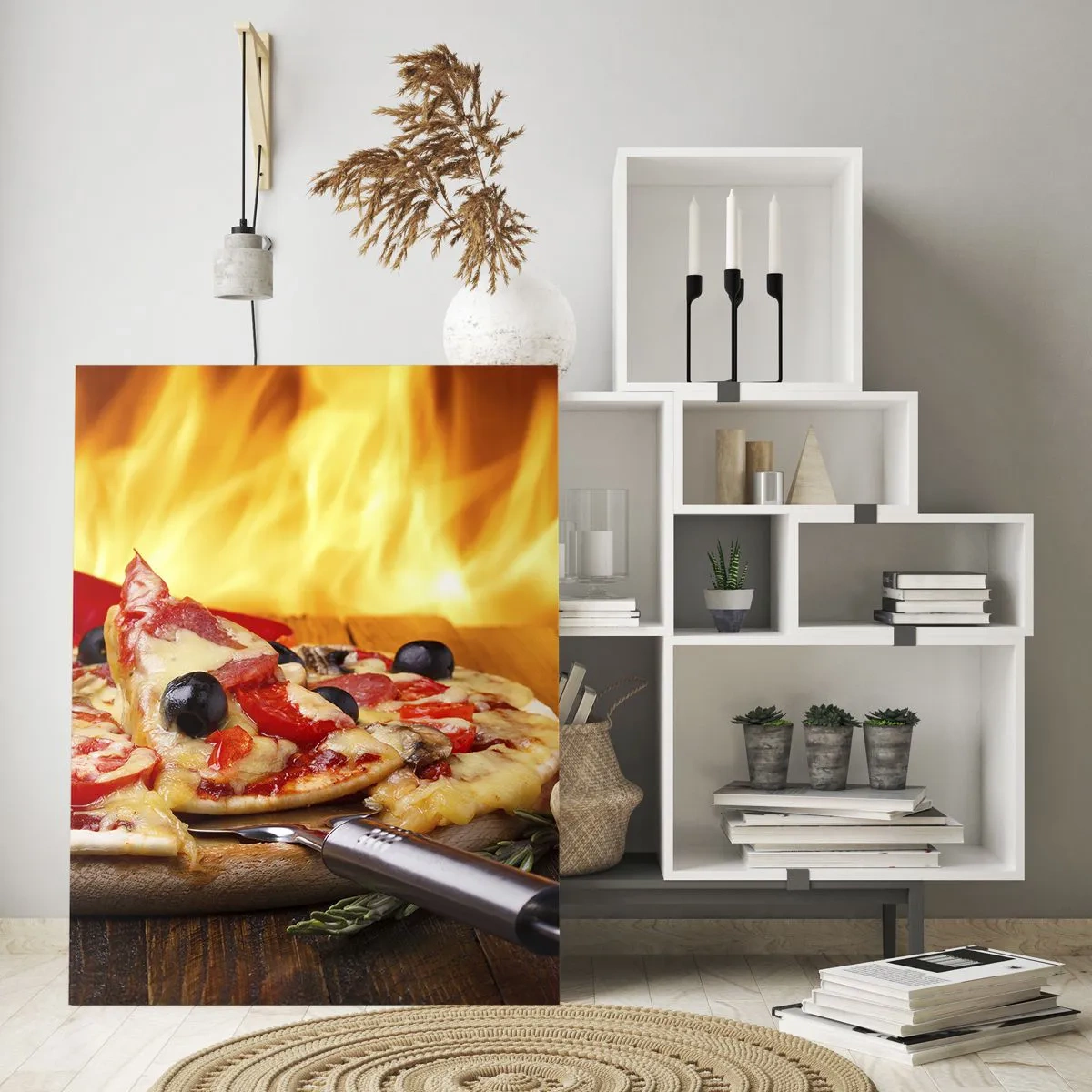 Cuadro sobre vidrio - Impresiones sobre Vidrio - Pizza con aceitunas con el telón de fondo de llamas de fuego - 50x70cm - Desde Italia con amor - Decoración de pared moderna para salón y dormitorio ARTTOR