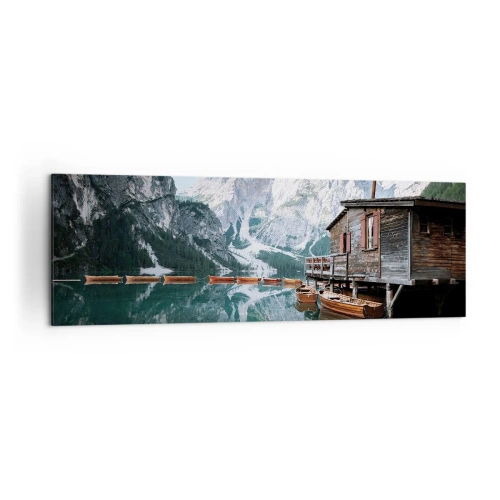 Cuadro sobre lienzo - Impresión de Imagen - Una cabaña de madera junto a un tranquilo lago de montaña. - 160x50cm - Una mañana cristalina de montaña - Decoración de pared moderna para salón y dormitorio ARTTOR