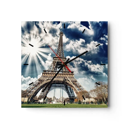 Reloj de pared - Reloj de vidrio - La Torre Eiffel contra un cielo soleado con nubes. - 30x30cm - Única bajo el sol - Decoración de pared moderna para salón y dormitorio ARTTOR