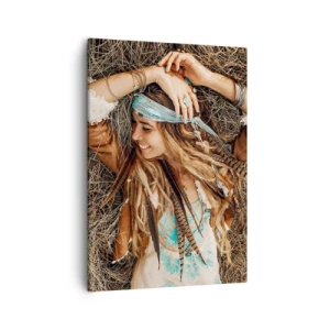 Cuadro sobre lienzo - Impresión de Imagen - Mujer de estilo boho tumbada sobre el heno - 50x70cm - El verano del amor - Decoración de pared moderna para salón y dormitorio ARTTOR