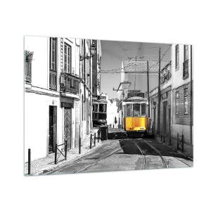 Cuadro sobre vidrio - Impresiones sobre Vidrio - Un tranvía amarillo en una calle blanca y negra de una ciudad europea. - 100x70cm - Espíritu de Lisboa - Decoración de pared moderna para salón y dormitorio ARTTOR