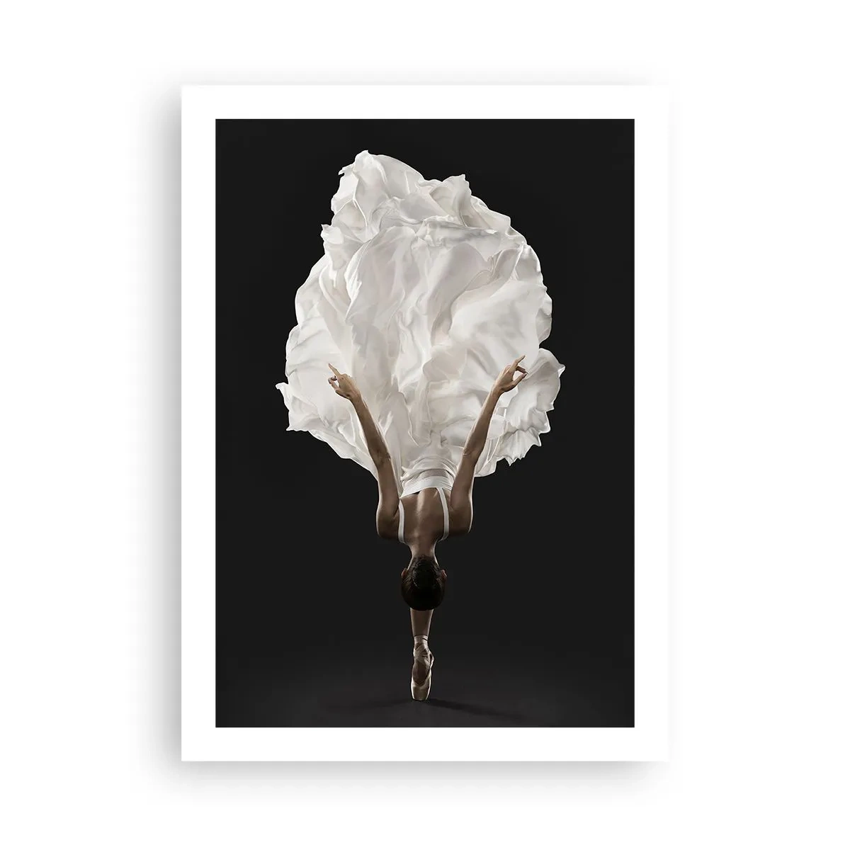 Póster - Una bailarina con un vestido blanco flotando en el aire sobre un fondo negro. - 50x70cm - Movimientos insólitos - Decoración de pared moderna para salón y dormitorio ARTTOR