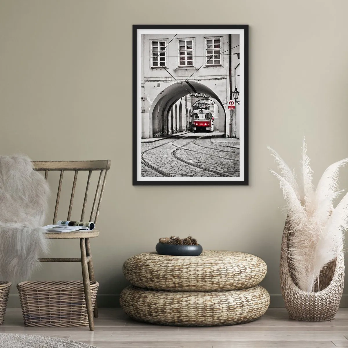 Póster en marco negro - Tranvía rojo en un entorno en blanco y negro - 50x70cm - A través del laberinto urbano - Decoración de pared moderna para salón y dormitorio ARTTOR