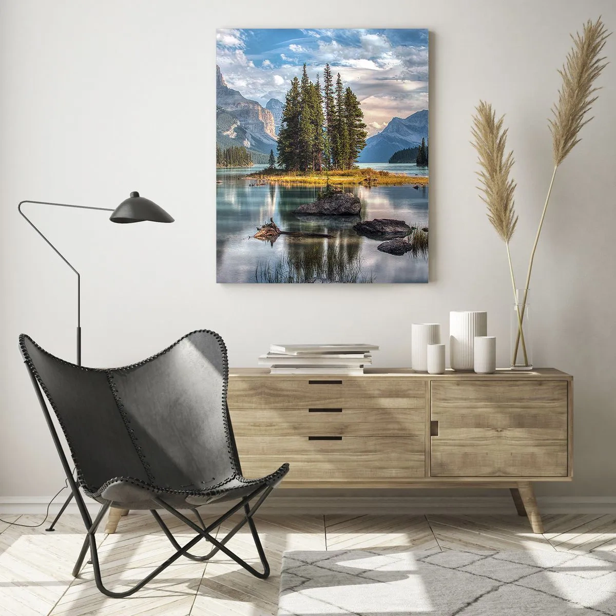 Cuadro sobre vidrio - Impresiones sobre Vidrio - Un paisaje de montaña con una isla rodeada por un lago tranquilo. - 80x120cm - Sobre el agua cristalina... - Decoración de pared moderna para salón y dormitorio ARTTOR