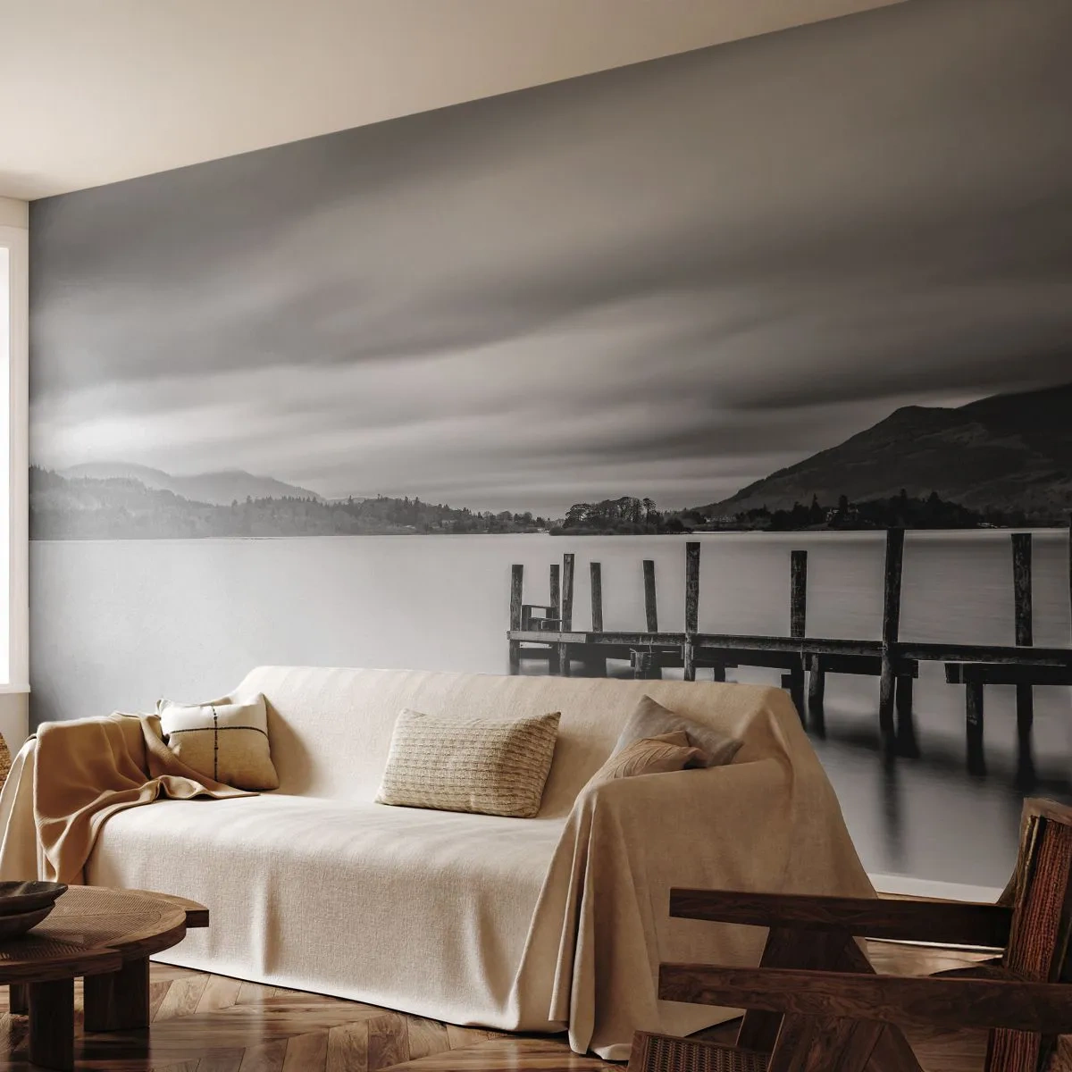 Fotomural Premium Sand - Paisaje en blanco y negro de un lago con un muelle de madera. - 100x70cm - Dulzura y la fuerza - Decoración de pared moderna para salón y dormitorio ARTTOR