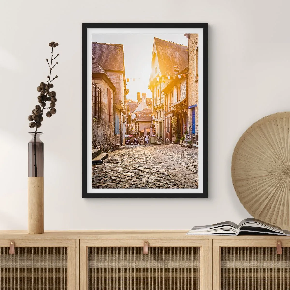Póster en marco negro - Una encantadora calle con casas de vecindad bajo los rayos del sol poniente. - 50x70cm - El fantasma blanco de la ciudad - Decoración de pared moderna para salón y dormitorio ARTTOR