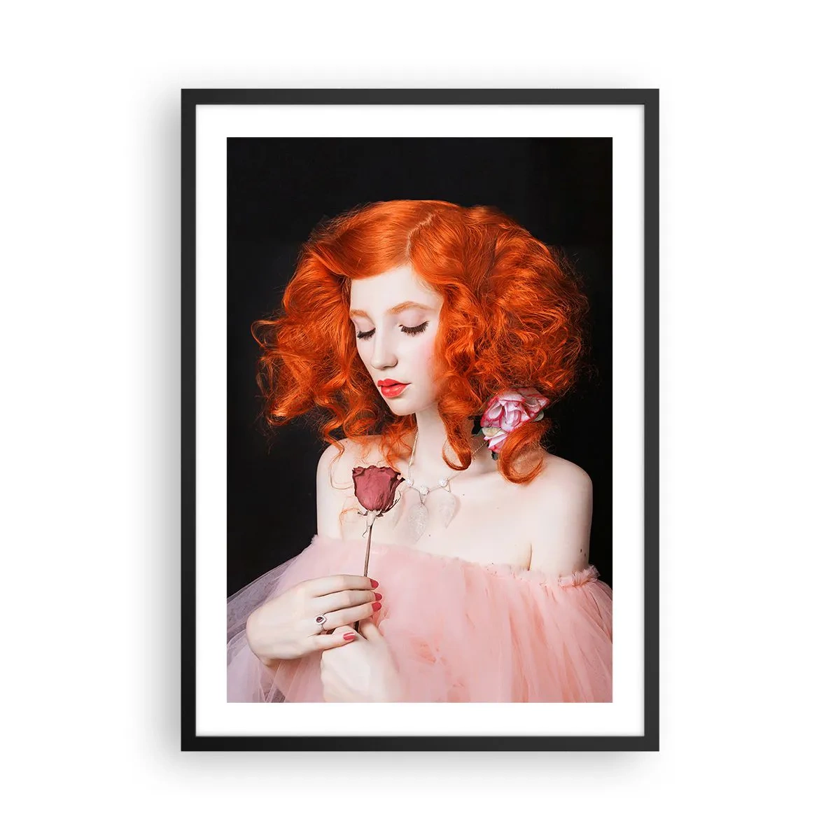 Póster en marco negro - Retrato de una mujer pelirroja con una rosa sobre un fondo negro. - 50x70cm - En estilo barroco - Decoración de pared moderna para salón y dormitorio ARTTOR