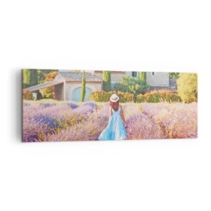 Cuadro sobre lienzo - Impresión de Imagen - Una mujer con un vestido azul caminando por un campo de lavanda con vistas a una casa. - 140x50cm - La chica de la lavanda - Decoración de pared moderna para salón y dormitorio ARTTOR