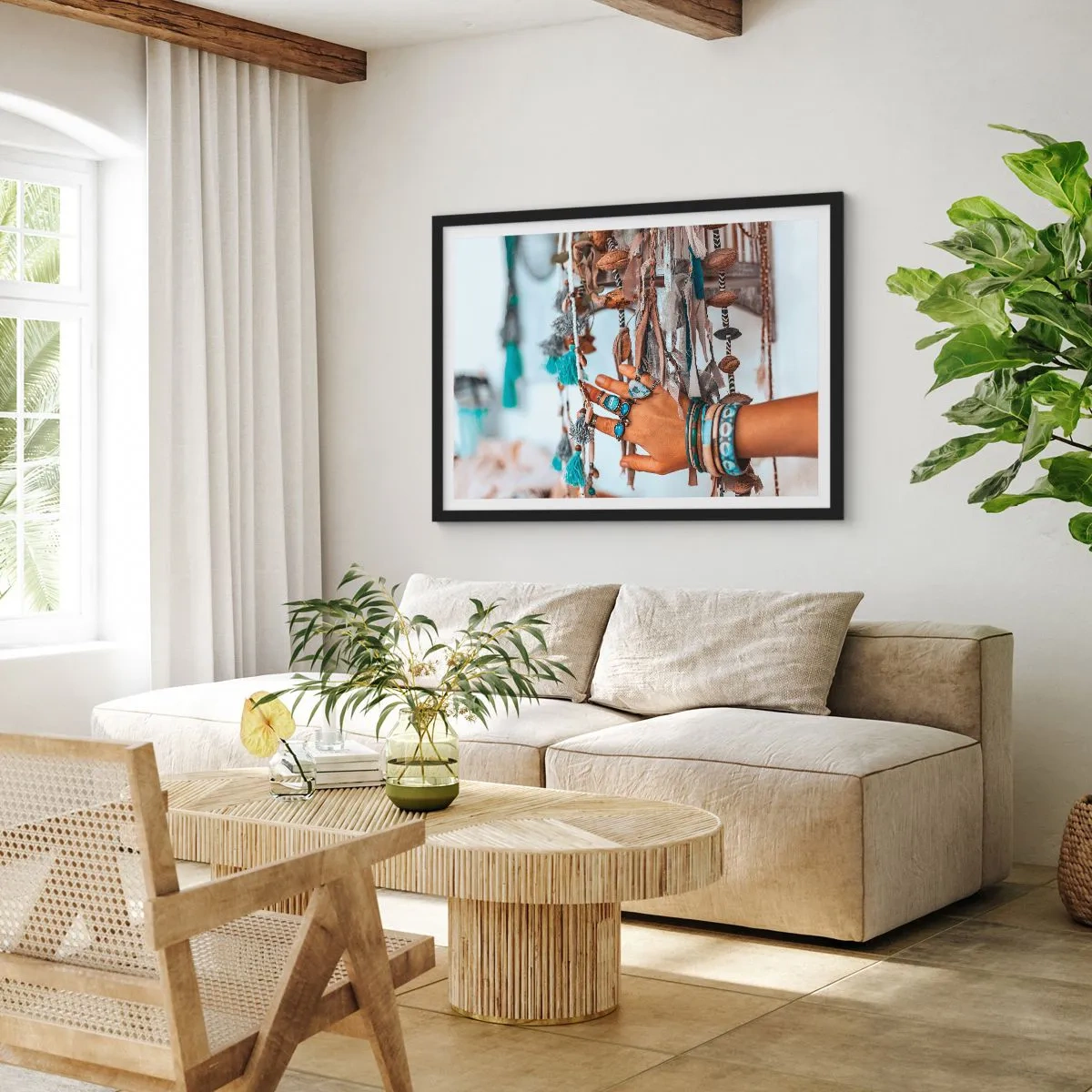 Póster en marco negro - Una mano adornada con joyas boho con decoraciones en el fondo. - 70x50cm - Tesoros locales - Decoración de pared moderna para salón y dormitorio ARTTOR