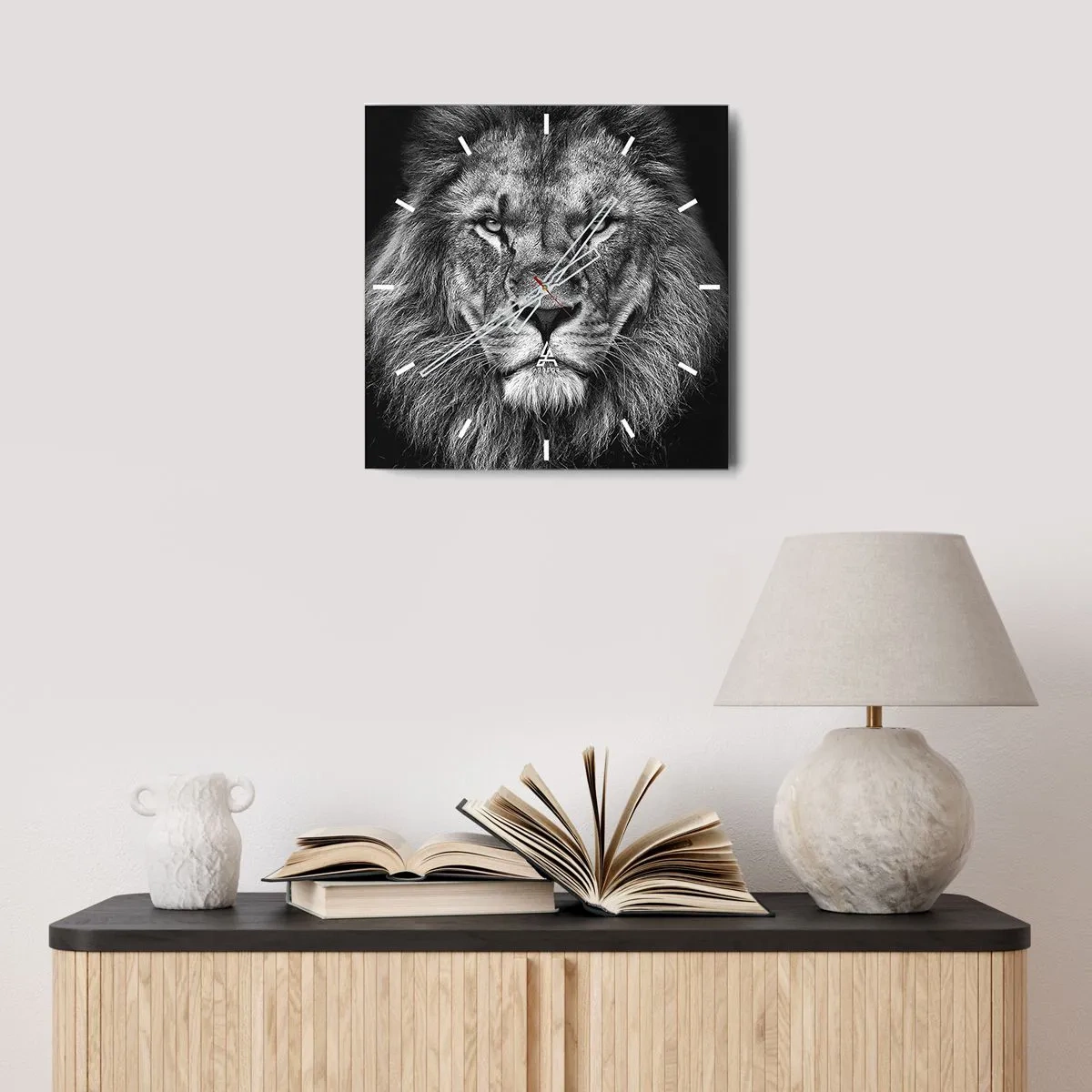 Reloj de pared - Reloj de vidrio - Retrato de un majestuoso león en blanco y negro - 30x30cm - Con el atuendo de la coronación - Decoración de pared moderna para salón y dormitorio ARTTOR