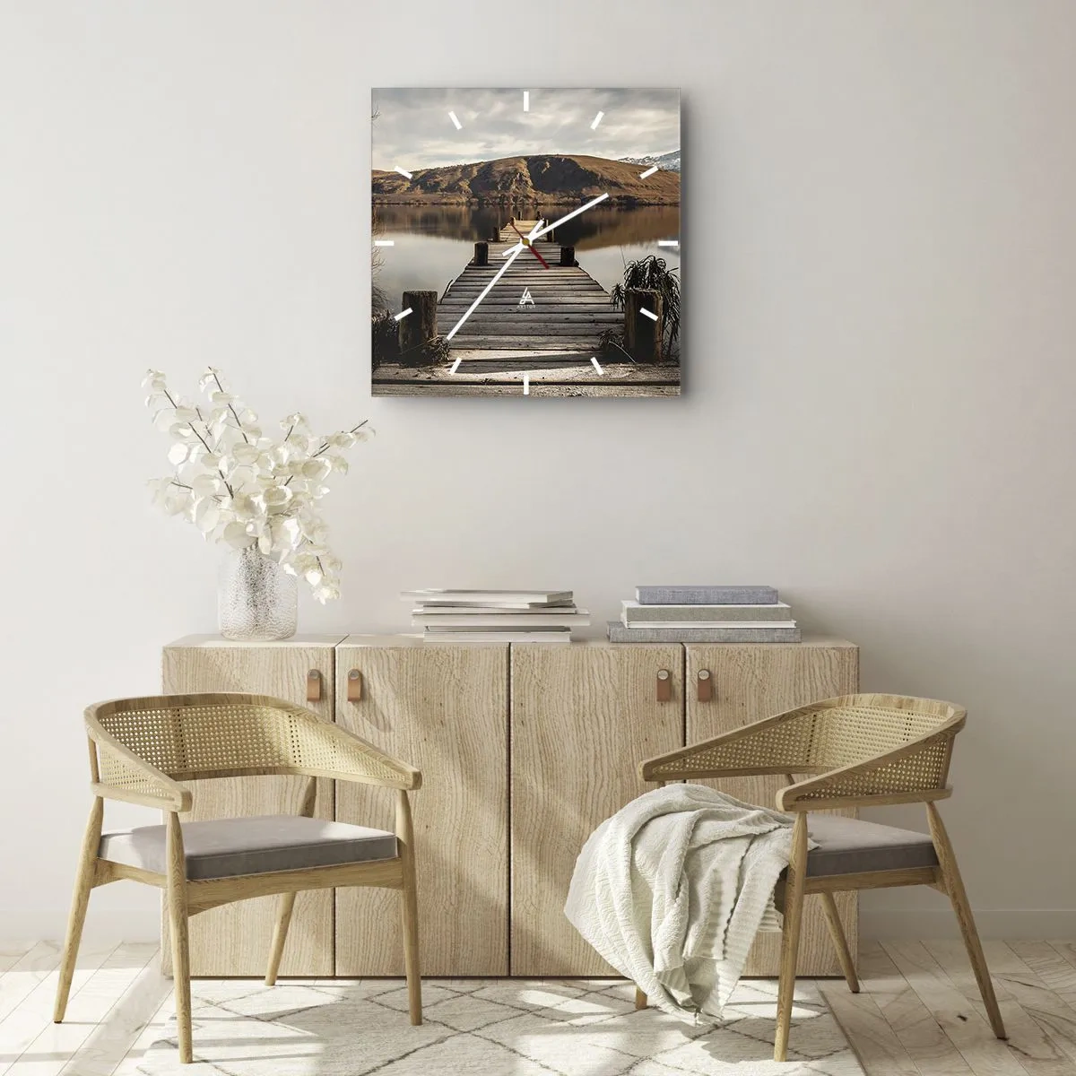 Reloj de pared - Reloj de vidrio - Un muelle de madera sobre un lago rodeado de pintorescas colinas. - 30x30cm - Un paisaje en silencio - Decoración de pared moderna para salón y dormitorio ARTTOR