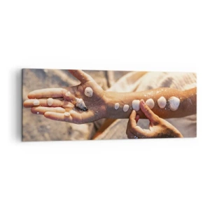 Cuadro sobre lienzo - Impresión de Imagen - Manos con conchas marinas dispuestas sobre el fondo de arena. - 140x50cm - La belleza al alcance de la mano - Decoración de pared moderna para salón y dormitorio ARTTOR