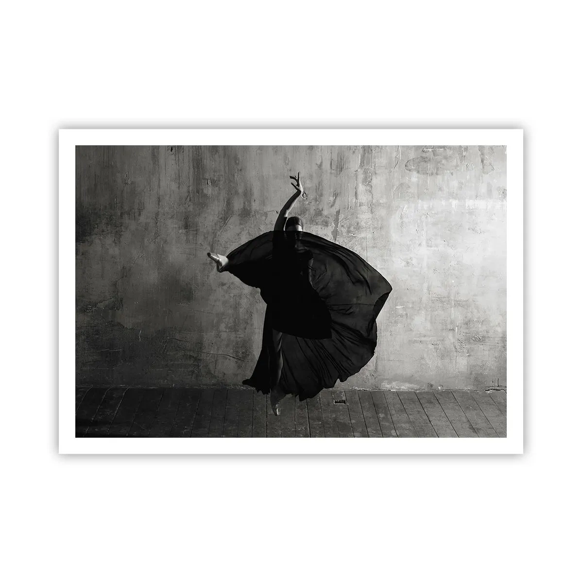 Póster - Silueta en blanco y negro de una bailarina en movimiento contra un fondo de pared. - 100x70cm - Cargada de pasión - Decoración de pared moderna para salón y dormitorio ARTTOR