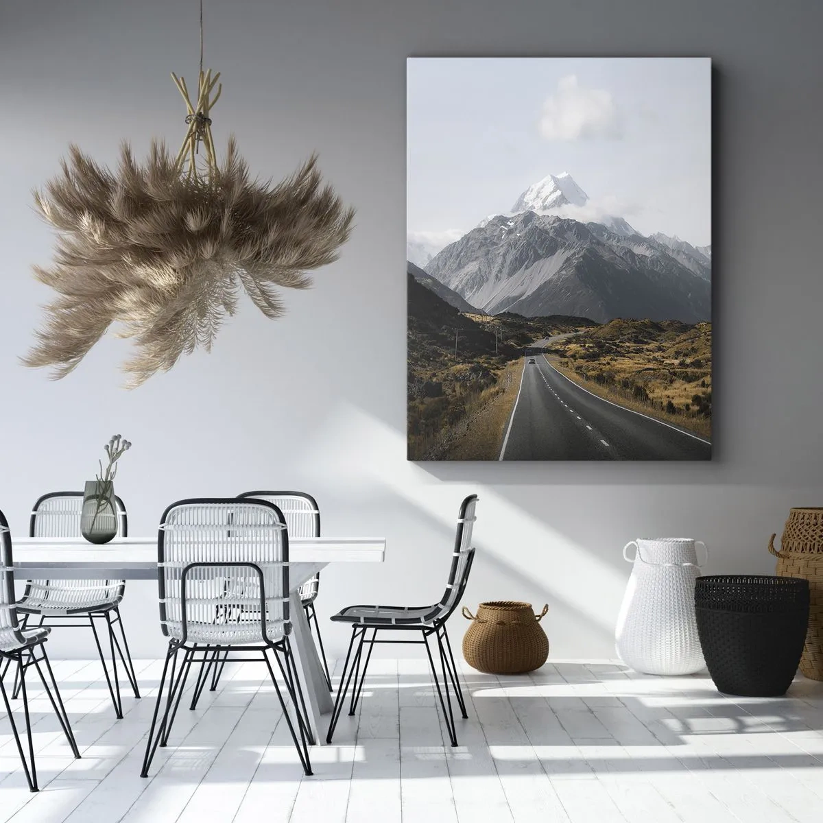 Cuadro sobre lienzo - Impresión de Imagen - Un camino en las montañas rodeado de un paisaje pintoresco. - 50x70cm - El camino al corazón de las montañas - Decoración de pared moderna para salón y dormitorio ARTTOR