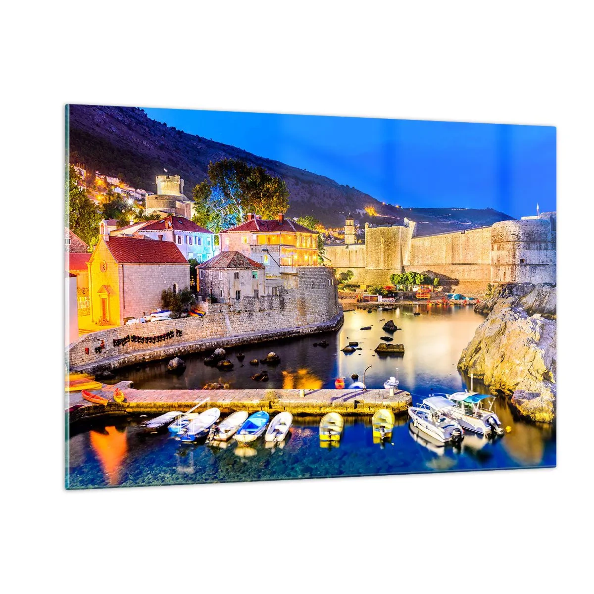 Cuadro sobre vidrio - Impresiones sobre Vidrio - Panorama nocturno de Dubrovnik con barcos y murallas - 120x80cm - Noche iluminada sobre el mar Adriático - Decoración de pared moderna para salón y dormitorio ARTTOR