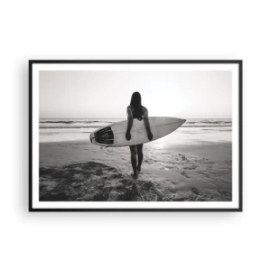 Póster en marco negro - Mujer con tabla de surf en la playa en blanco y negro - 100x70cm - Hija de las olas marinas - Decoración de pared moderna para salón y dormitorio ARTTOR
