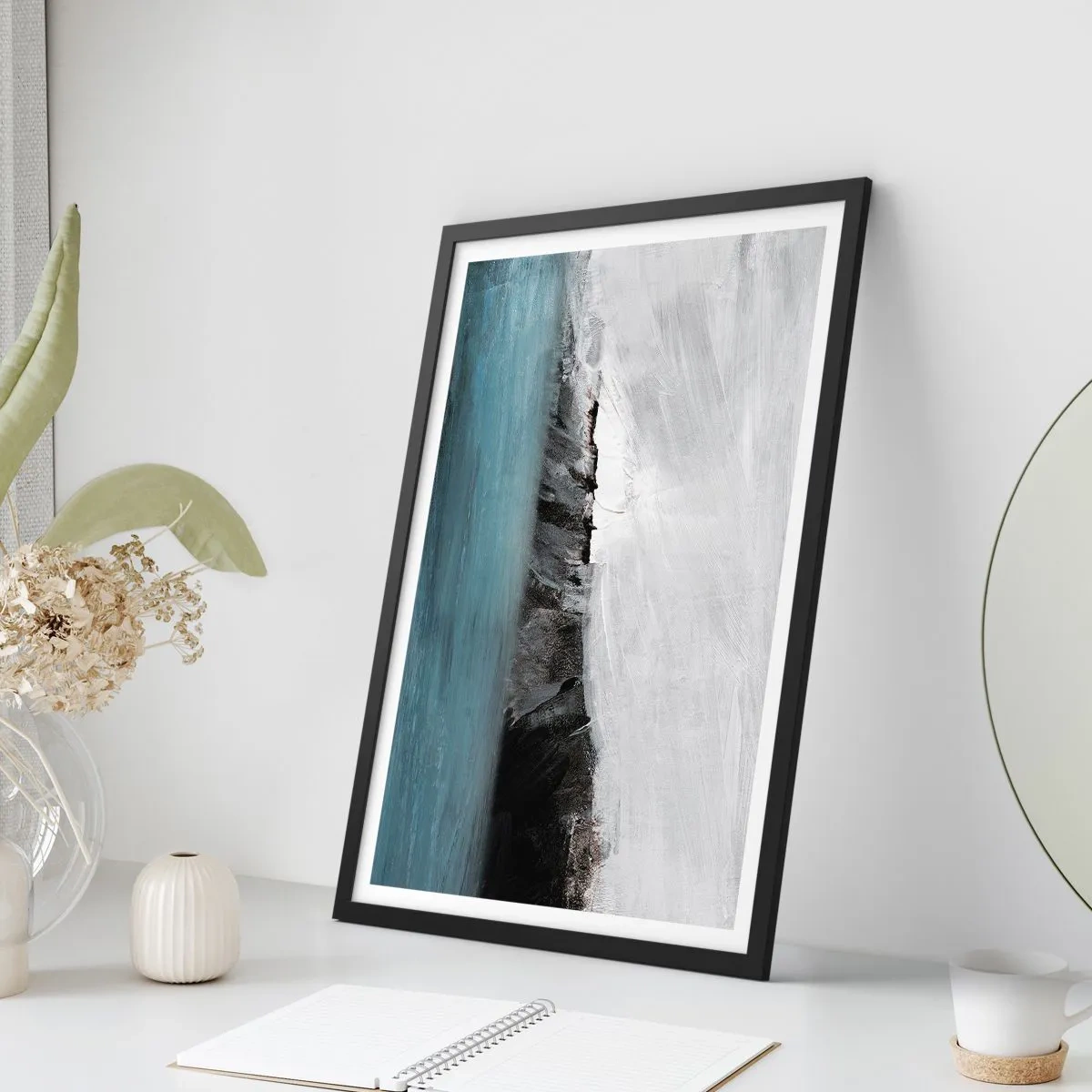 Póster en marco negro - Composición abstracta de una costa rocosa y el océano. - 50x70cm - Agua - tierra: un choque de elementos - Decoración de pared moderna para salón y dormitorio ARTTOR