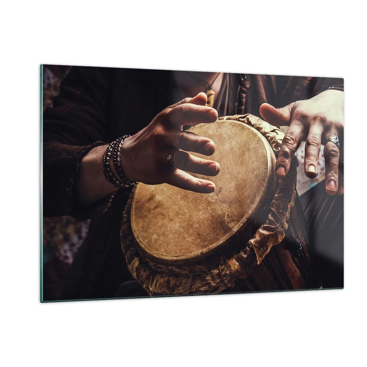 Cuadro sobre vidrio - Impresiones sobre Vidrio - Primer plano de manos tocando un tambor djembé con luz cálida. - 120x80cm - En el ritmo del corazón - Decoración de pared moderna para salón y dormitorio ARTTOR