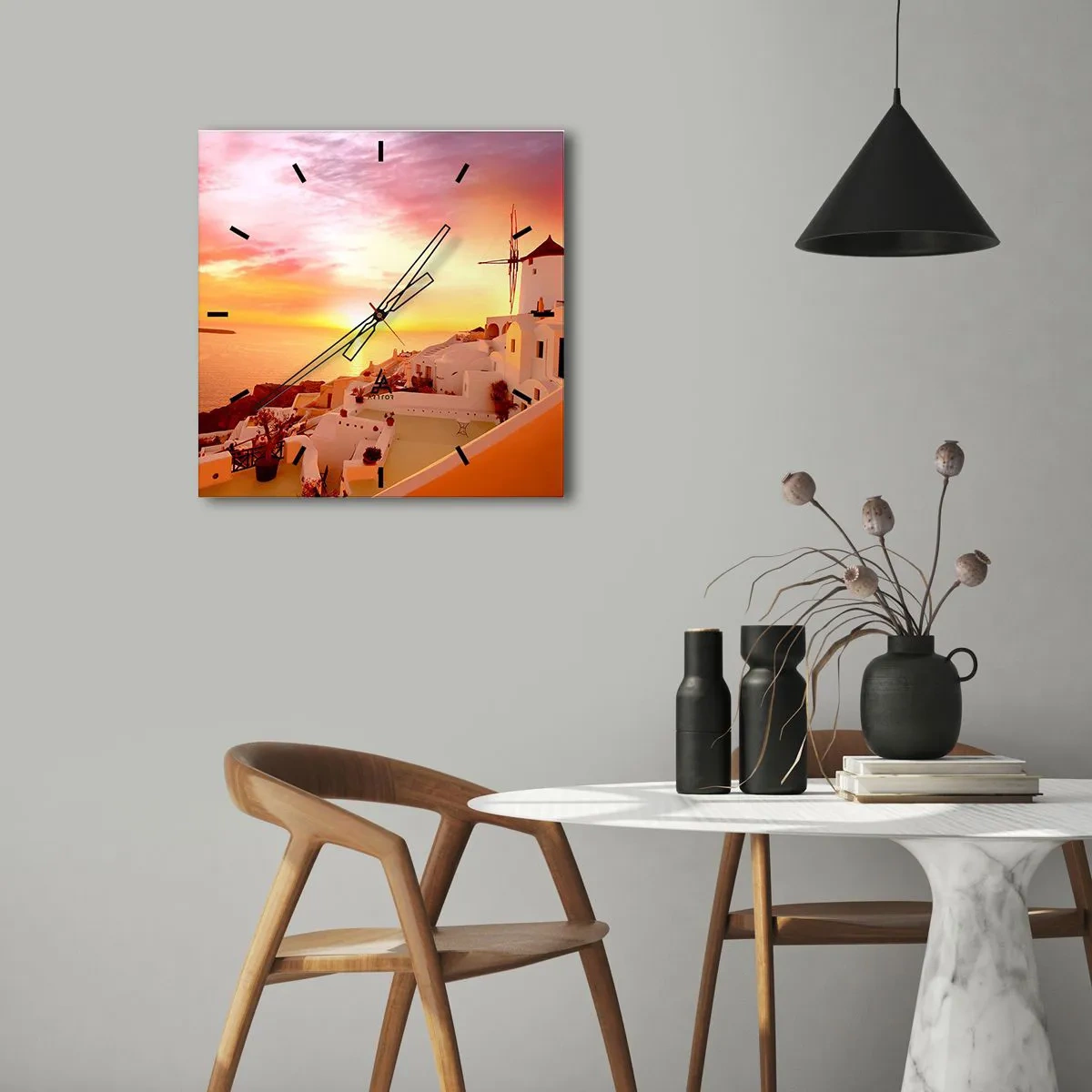 Reloj de pared - Reloj de vidrio - Santorini al atardecer con un molino de viento - 30x30cm - Blanco y dorado - Decoración de pared moderna para salón y dormitorio ARTTOR