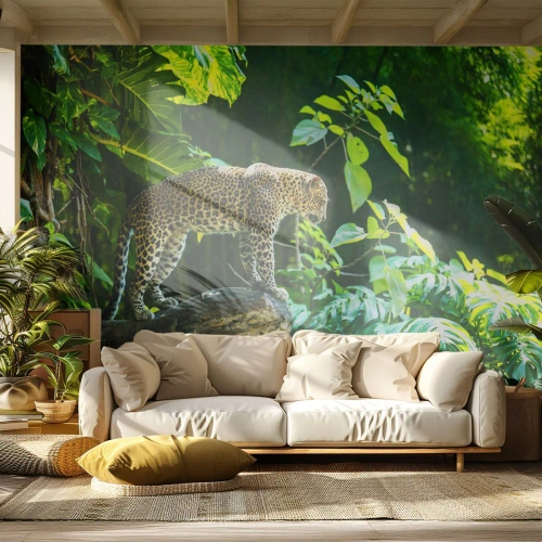 Fotomural Premium Sand - Un leopardo en una rama en una densa jungla tropical. - 100x70cm - ¿A la caza? - Decoración de pared moderna para salón y dormitorio ARTTOR