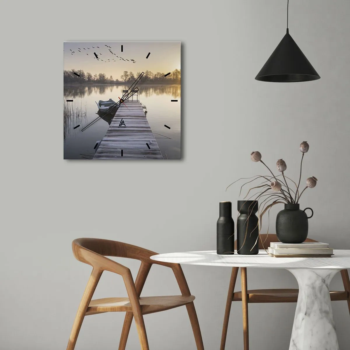 Reloj de pared - Reloj de vidrio - Un muelle junto al lago por la mañana con un barco y sillas. - 30x30cm - Volveré en un rato - Decoración de pared moderna para salón y dormitorio ARTTOR